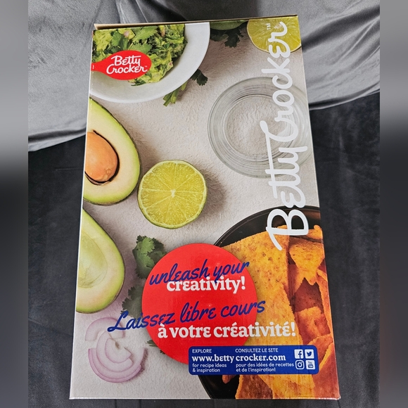 Betty Crocker 8-Cup/2.0 L Food Processor, 500 Watts - Picture 2 of 5